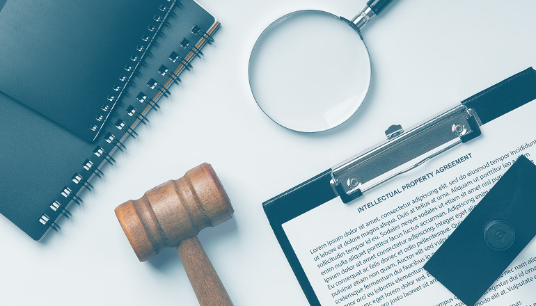 libretas, juez, lupa que representan abogados especialistas en accidentes de tráfico